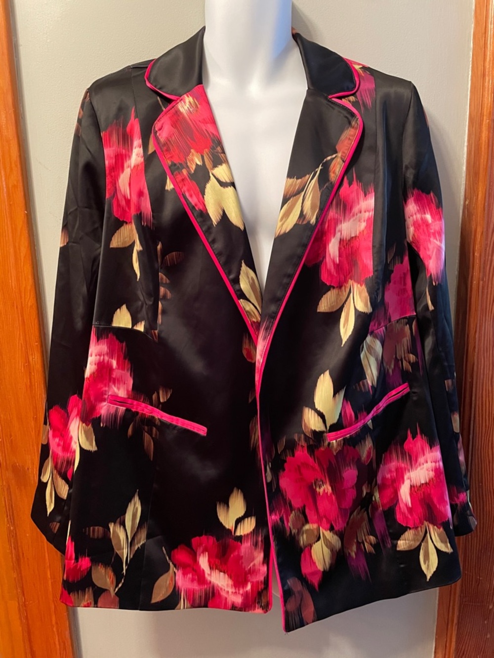 TORRID Black Vibrant Avant Garde Floral Satin Blazer Jacket w Unique Pink Piping
